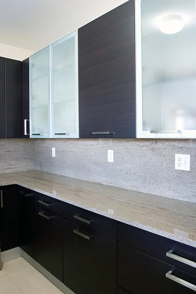 Modern contemporary kitchen cabinets — Fotografie, imagine de stoc
