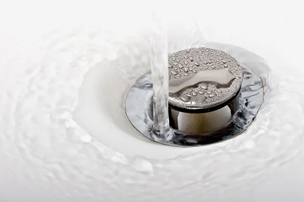 Fließendes Leitungswasser in einer Spüle Stockfoto