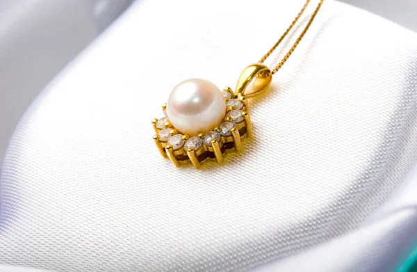 Ciondolo perla con diamanti gioielli in oro Foto Stock Royalty Free