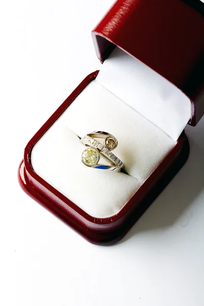 Goud en diamant cocktail ring — Stockfoto