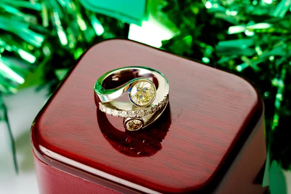 Diamante branco anel de coquetel de ouro jóias — Fotografia de Stock