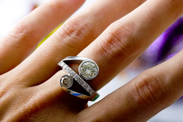 Koktajl pierścionek z brylantem złota na palcu — Zdjęcie stockowe