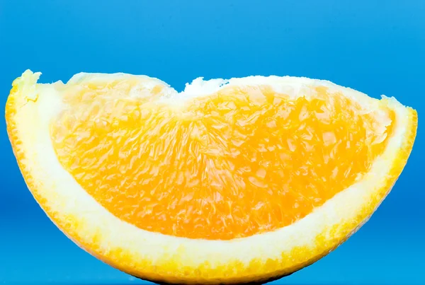 蓝色背景上的新鲜橘子的切片 — 图库照片