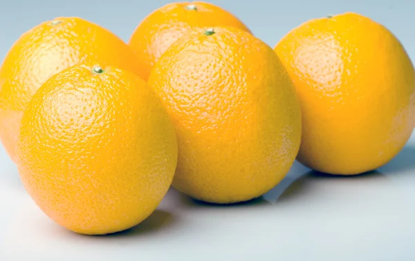 Куча свежих сочных апельсинов — стоковое фото