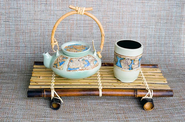 Japonský styl keramické konvice a šálek — Stock fotografie