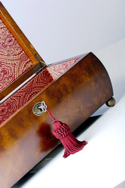 Schmuckschatulle aus Holz mit offenem Verdeck lizenzfreie Stockbilder