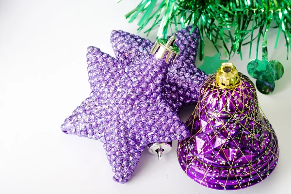 Estrellas púrpuras campana adorno de Navidad Fotos de stock libres de derechos