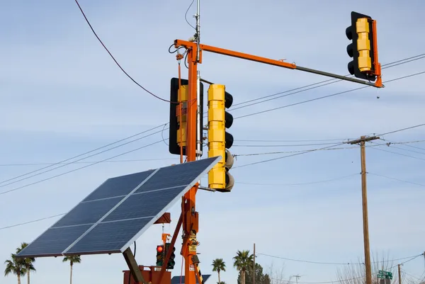 태양 전원된 교통 신호등 — 스톡 사진