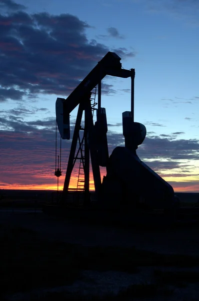 Petróleo bem ao nascer do sol — Fotografia de Stock