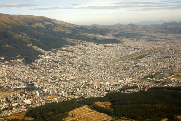 Flybilde av Quito, Ecuador royaltyfrie gratis stockbilder