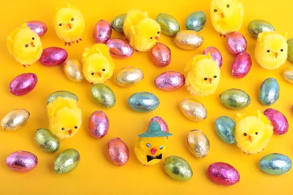 Huevos y pollitos de Pascua sobre amarillo —  Fotos de Stock