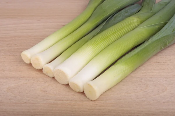 Freshly picked leeks with roots — Stock Photo, Image