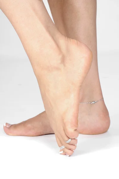 Vrouw voeten en geïsoleerde over Wit — Stockfoto