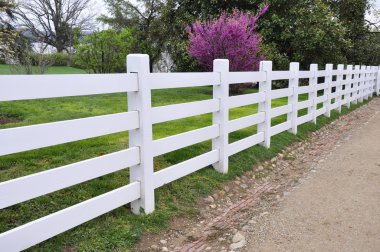 Beyaz ahşap çit