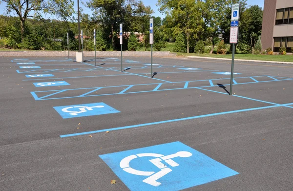 Места для парковки инвалидов — стоковое фото