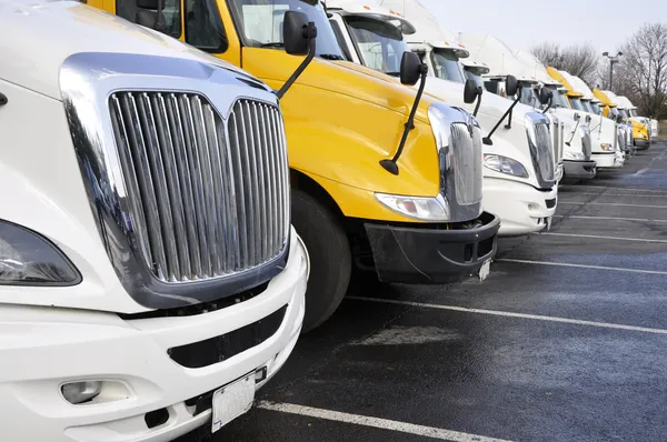 Řada velkých nákladních automobilů — Stock fotografie