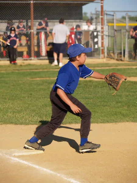 Little league baseball första baseman — Stockfoto