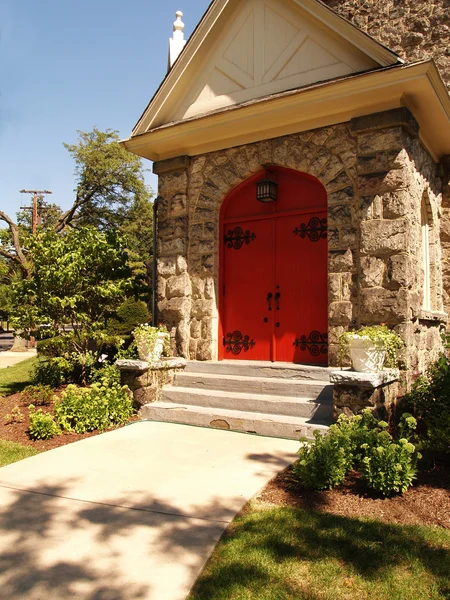 Κόκκινη εκκλησία πόρτες — Φωτογραφία Αρχείου