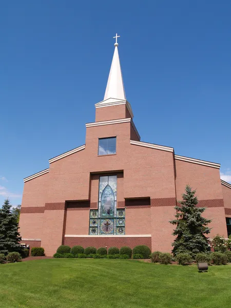 Voorkant van een moderne rode bakstenen kerk — Stockfoto