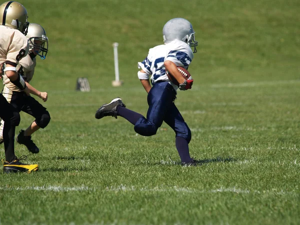 Mladí fotbaloví běžec — Stock fotografie