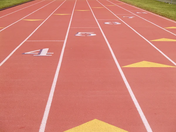 Numaralandırılmış şerit üzerinde bir koşu parkuru — Stok fotoğraf