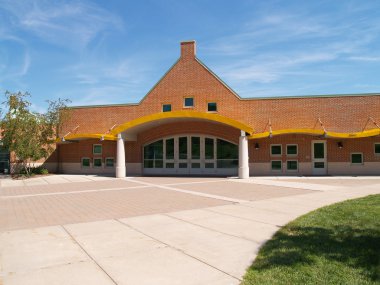 modern bir okul girişine