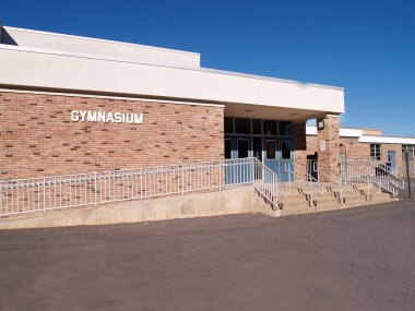 okulun spor salonuna giriş