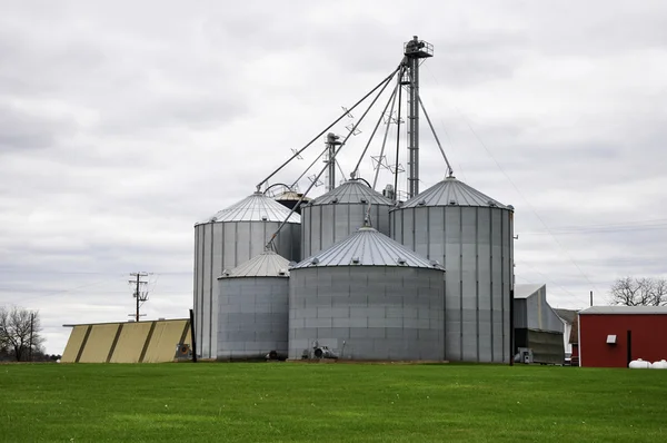 Stora jordbruk silos — Stockfoto