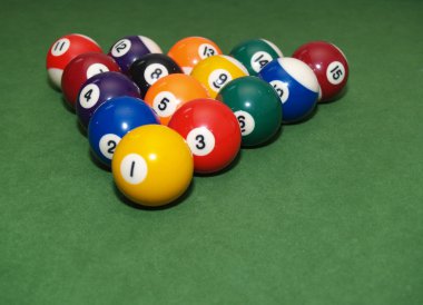 Bilardo masasının üstüne