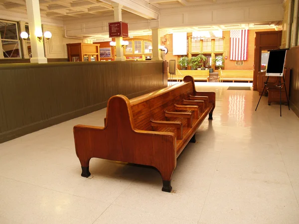 Old wood benches in a train station — Stock Photo, Image