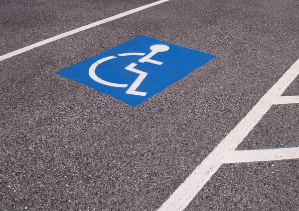 Plaza de aparcamiento para discapacitados — Foto de Stock