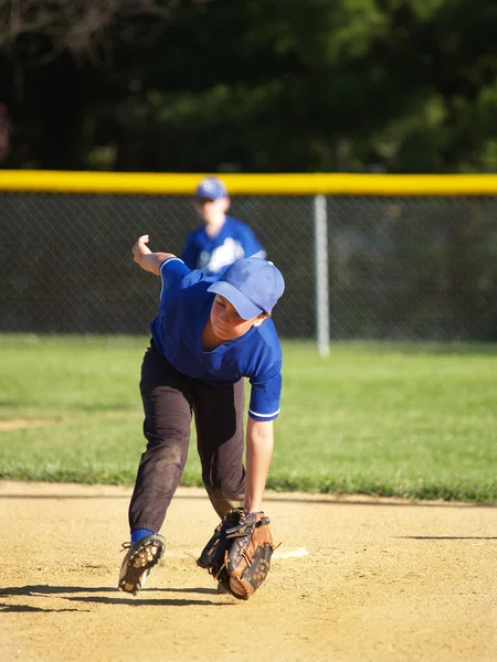 Pequeno jogador de beisebol da liga — Fotografia de Stock