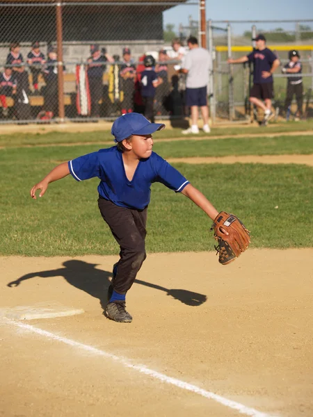 Little league baseball first baseman — Stock Photo, Image