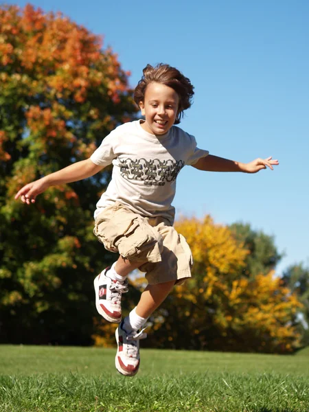 Jonge jongen springen in de lucht — Stockfoto