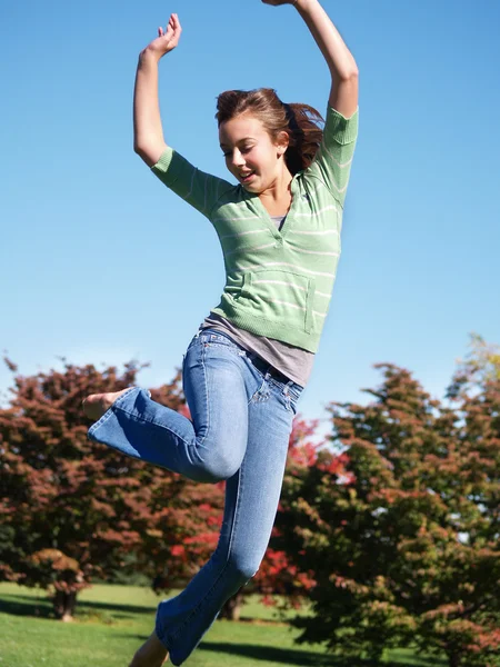 Έφηβο κορίτσι που πηδάει στον αέρα — Φωτογραφία Αρχείου