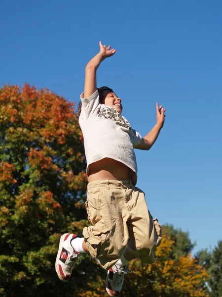 Νεαρό αγόρι πηδώντας στον αέρα — Φωτογραφία Αρχείου