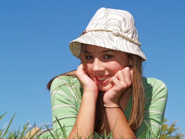 草の中に敷設 10 代の少女 — ストック写真