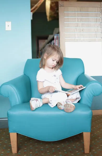 Prenotazione lettura bambino — Foto Stock