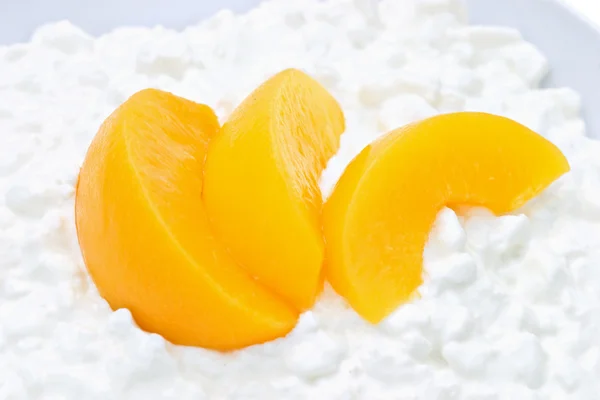 Cottage Cheese and Peaches — Stock Photo, Image
