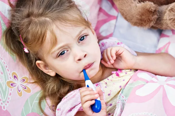 Sjuka barn med termometer — Stockfoto