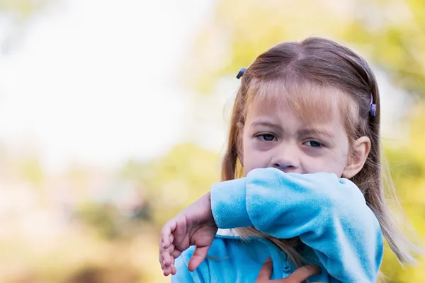 小児咳やくしゃみ — ストック写真