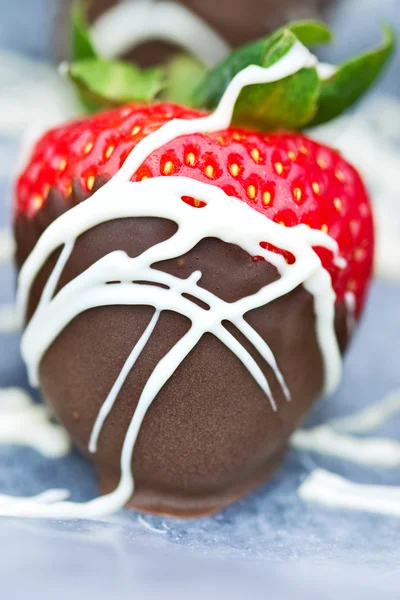 Erdbeere mit Schokolade überzogen — Stockfoto