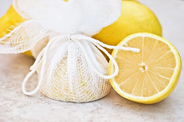 Limones atados en mantel de queso —  Fotos de Stock