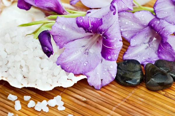 Цветы и соли для ванн — стоковое фото