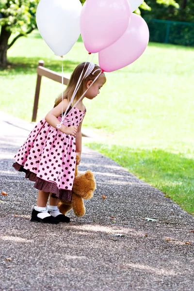 Criança com balões e Teddy — Fotografia de Stock