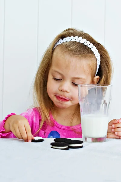 Barnet äta kakor — Stockfoto