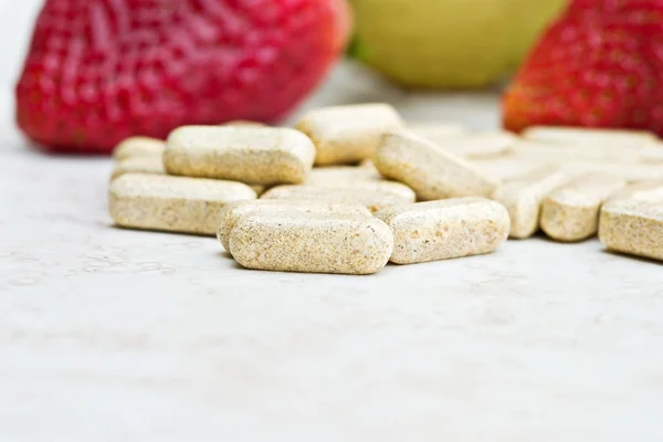 Витамины и фрукты — стоковое фото