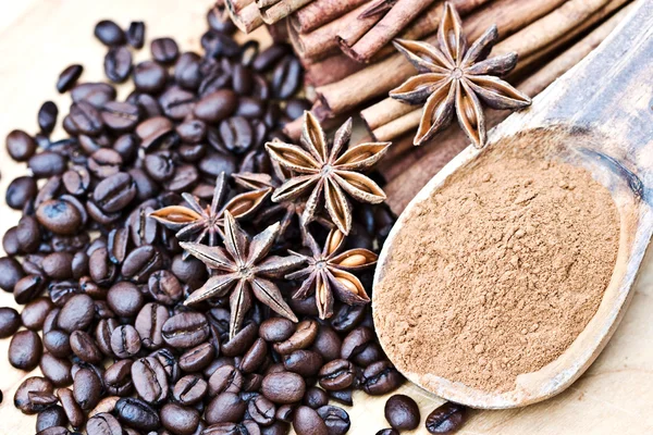 Anis estrelas, canela e grãos de café — Fotografia de Stock