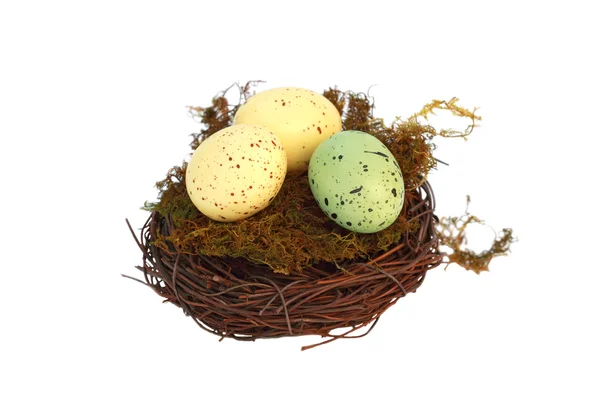 Ovos de Páscoa salpicados no ninho — Fotografia de Stock