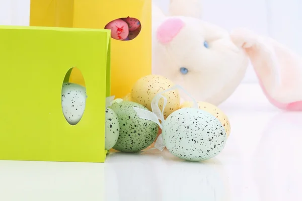 Velikonoční vajíčka a zajíček — Stock fotografie